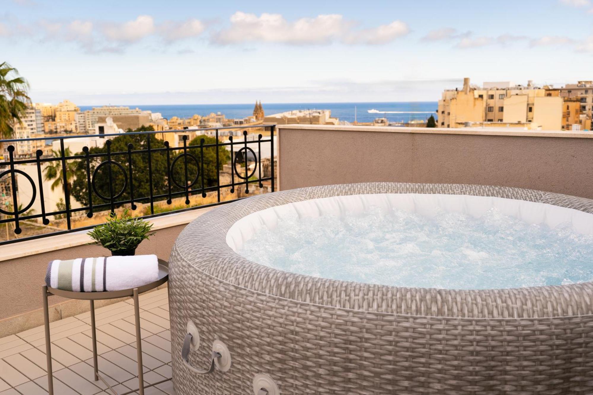 Apartamento La88 Bayview Penthouse With Jacuzzi Sliema Exterior foto